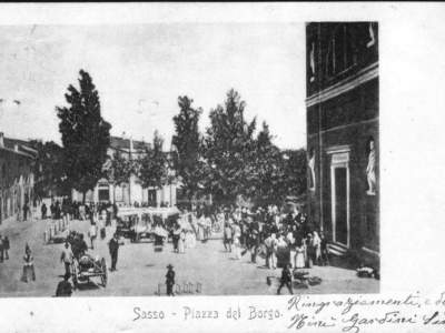 Altra immagine della piazza con il mercato.