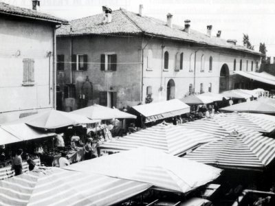 Fiera nella corte di Palazzo Rossi nel 1982