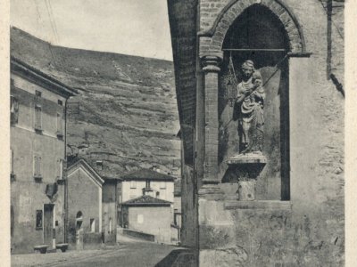 Angolo di palazzo Sanuti con statua della Madonna con bambino.